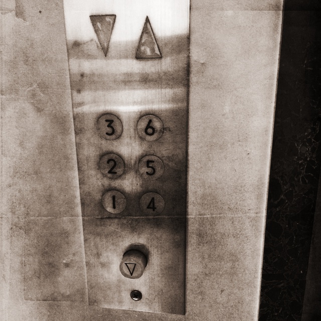 エレベーターのボタン1