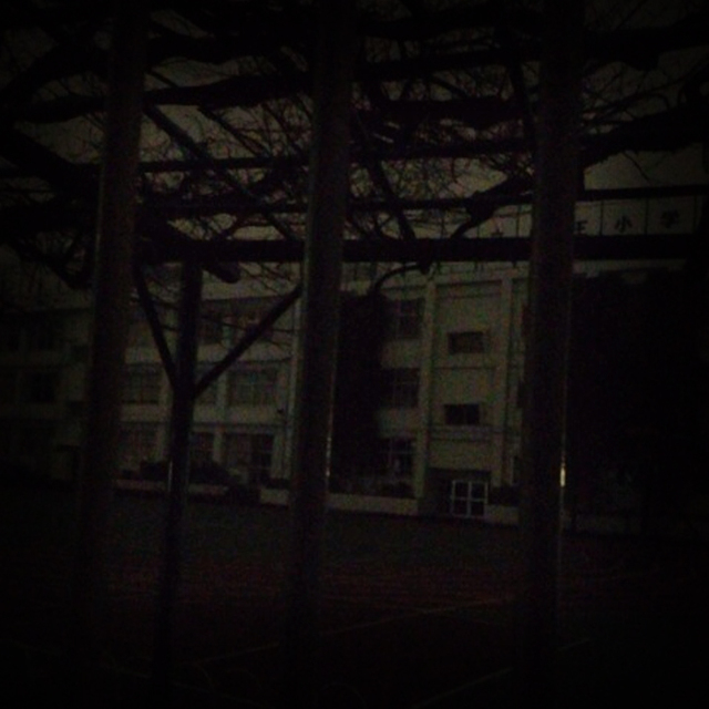 夜の学校の校舎