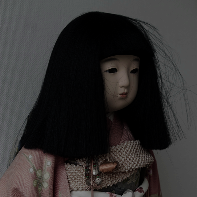 不気味な日本人形