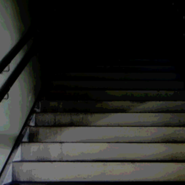 地下鉄の下り階段