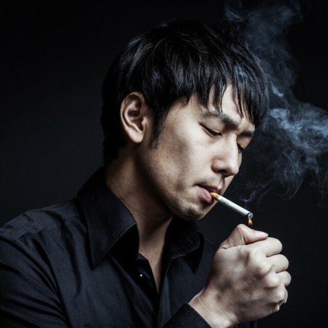 「タバコを吸う男」（期間限定使用禁止）
