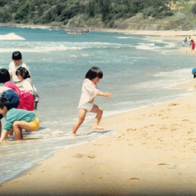 浜辺で遊ぶ子どもたち