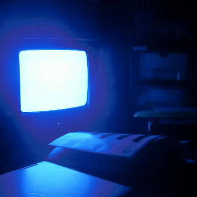 暗い部屋テレビ