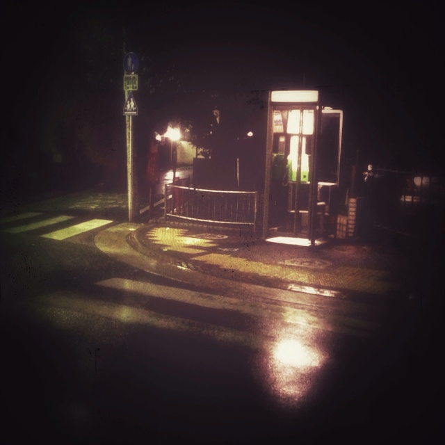 雨の夜の電話ボックス