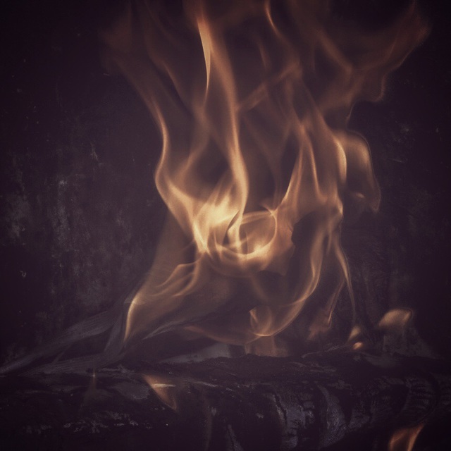 薪を燃やす炎